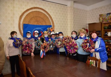 (ФОТО) В псковском Доме ремёсел пенсионеры сплели новогодние венки для детей из интернатов